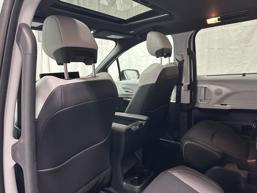 Used 2025 Toyota Sienna XSE image 54