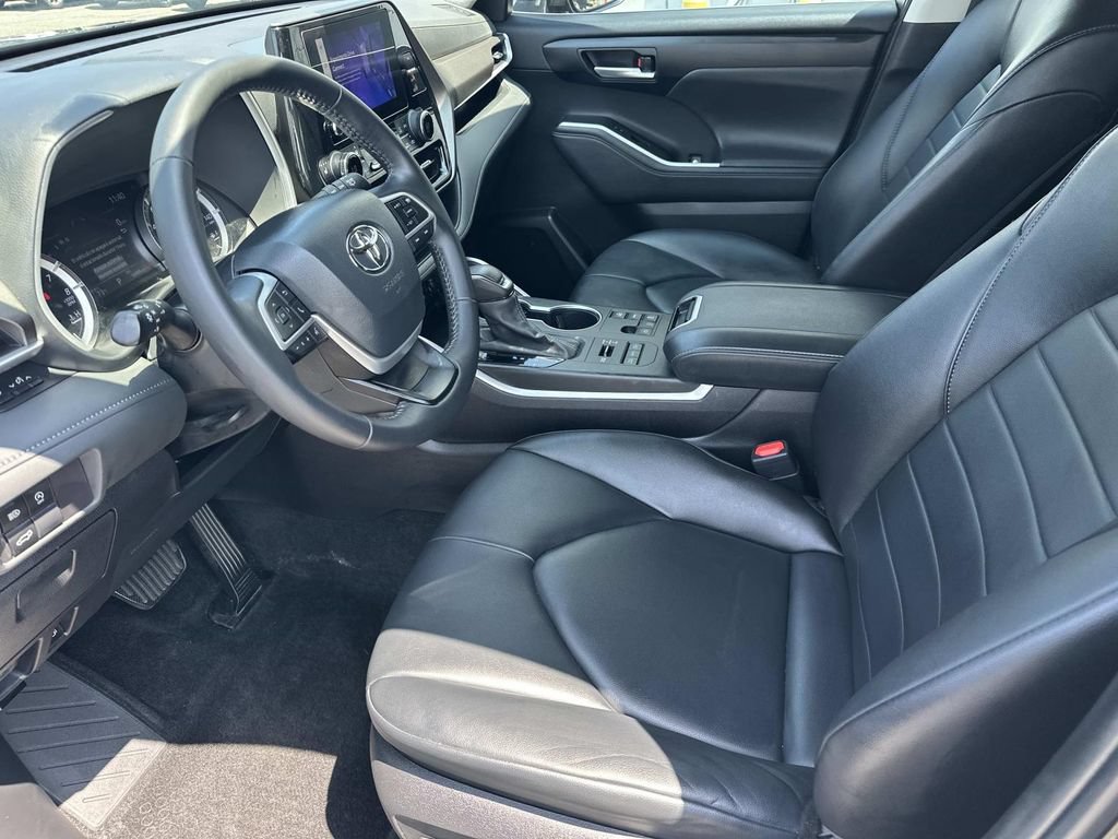 Used 2024 Toyota Highlander XLE AWD/4WD image 20