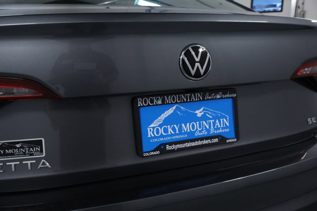 Used 2022 Volkswagen Jetta SE w/ Panoramic Sunroof Package image 9