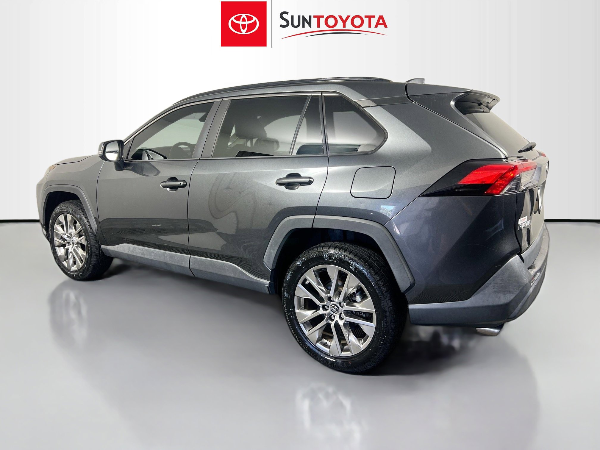 Used 2020 Toyota RAV4 XLE Premium FWD image 5