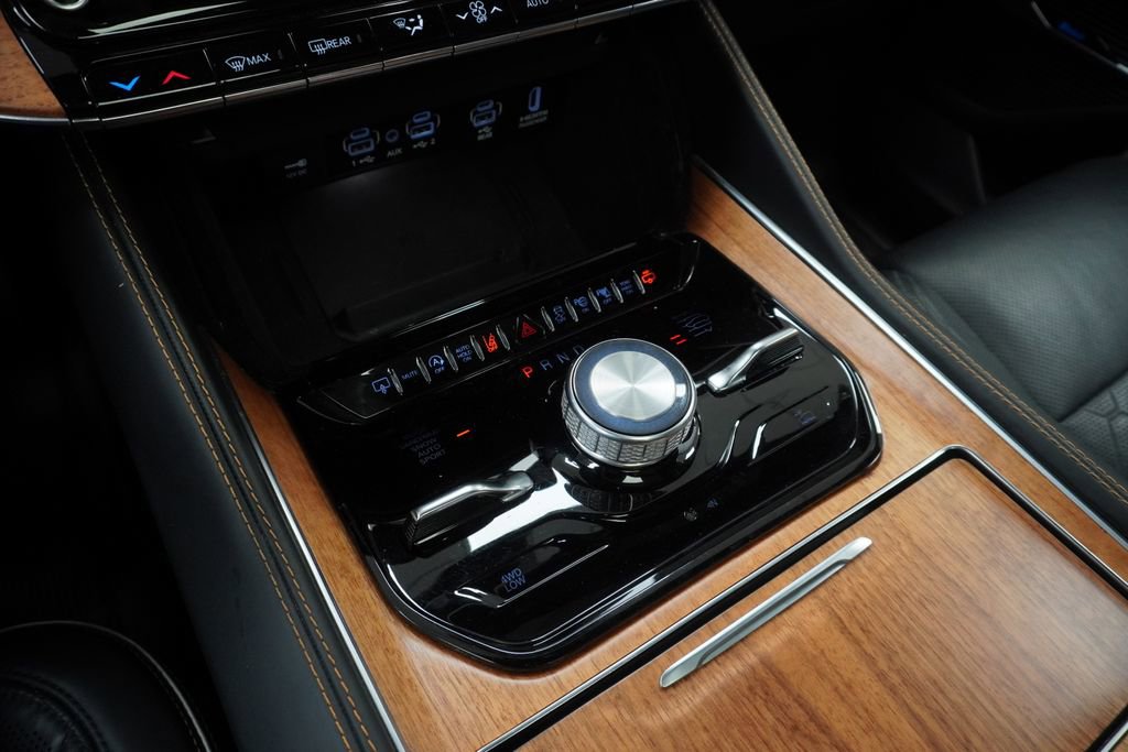 Used 2024 Jeep Grand Wagoneer Series III w/ Rear-Seat Entertainment Group AWD/4WD image 39