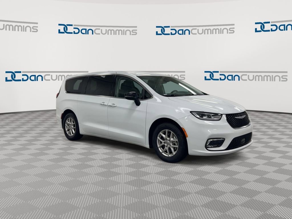 Used 2024 Chrysler Pacifica Touring-L image 2