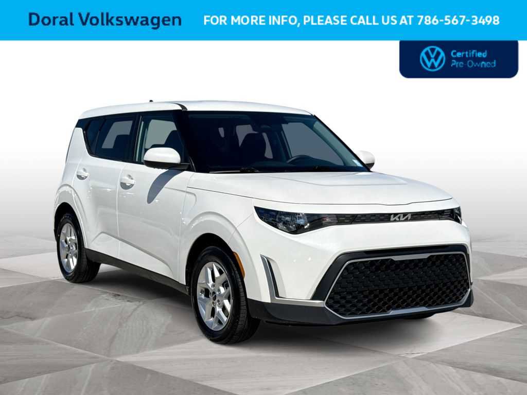 Used 2025 Kia Soul LX FWD image 2