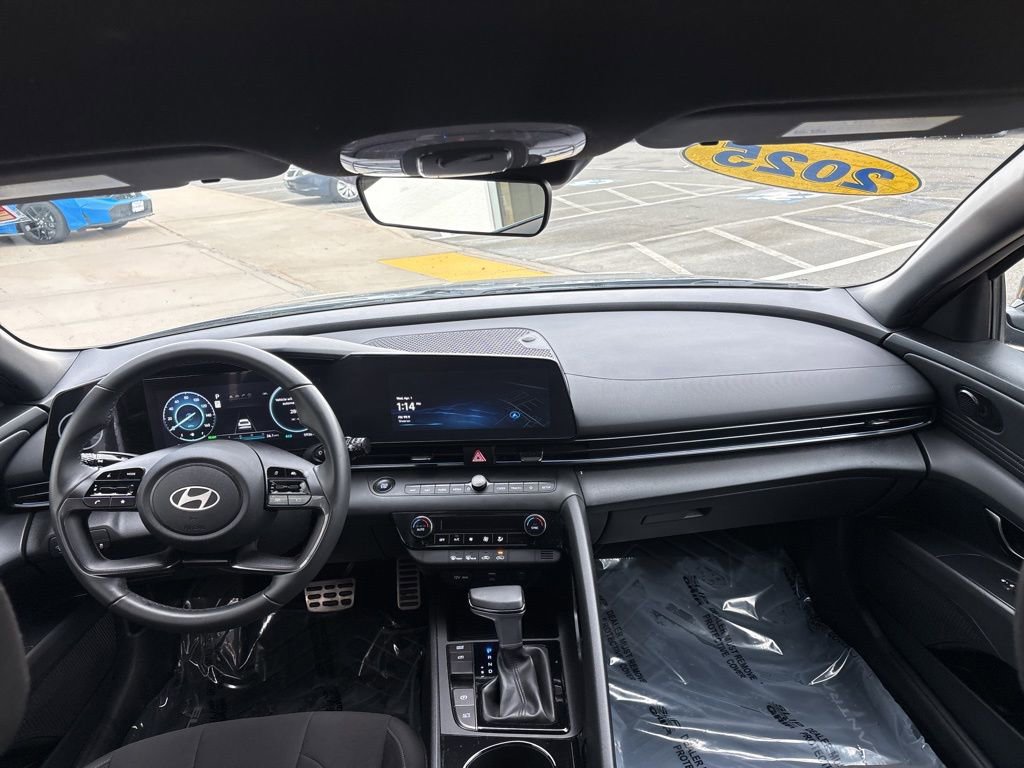 Used 2025 Hyundai Elantra SEL image 12