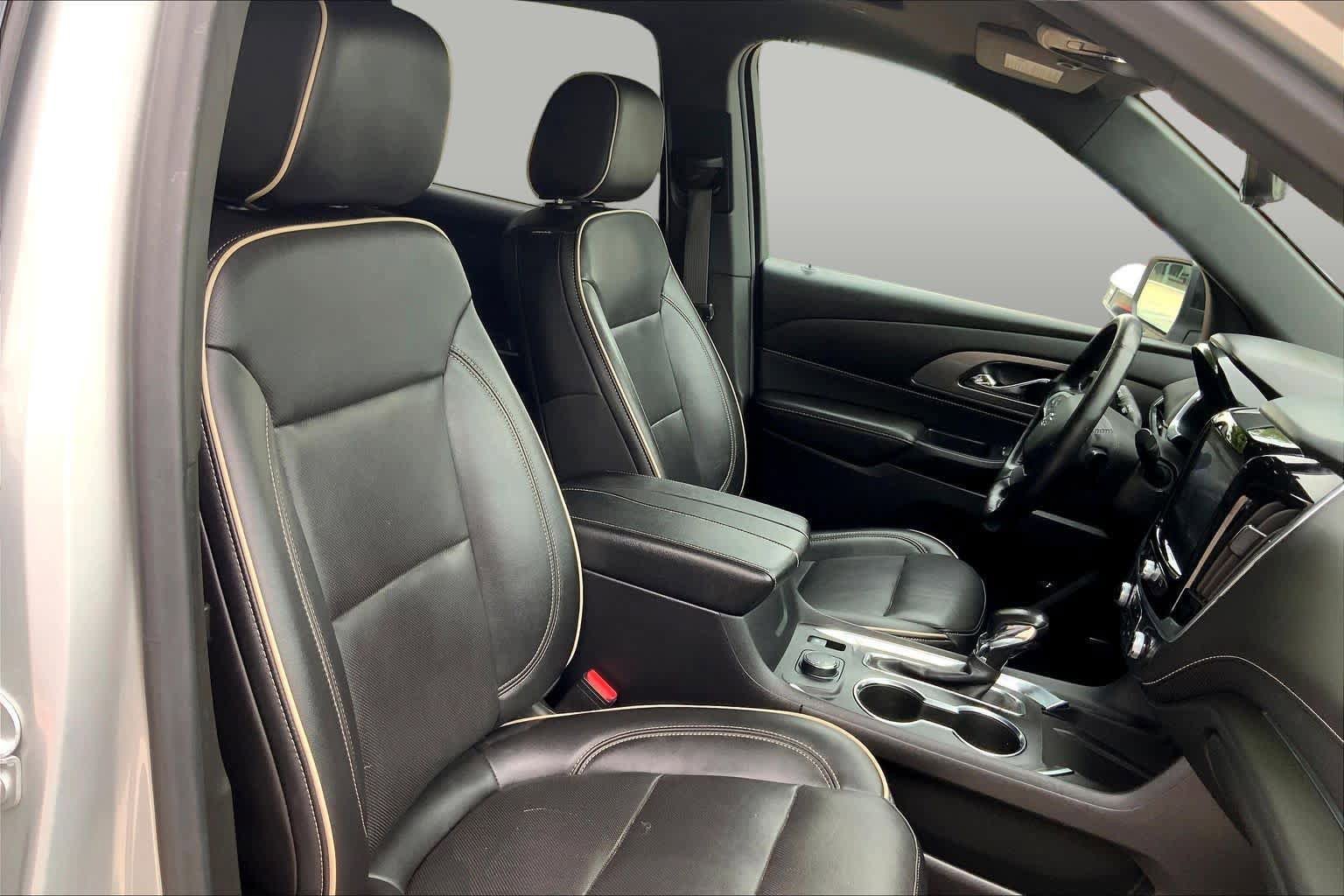 Used 2022 Chevrolet Traverse Premier w/ Redline Edition AWD/4WD image 9