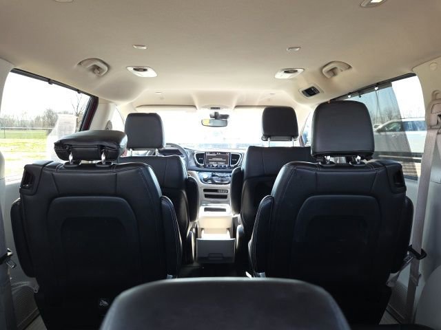 Used 2023 Chrysler Pacifica Touring-L image 13