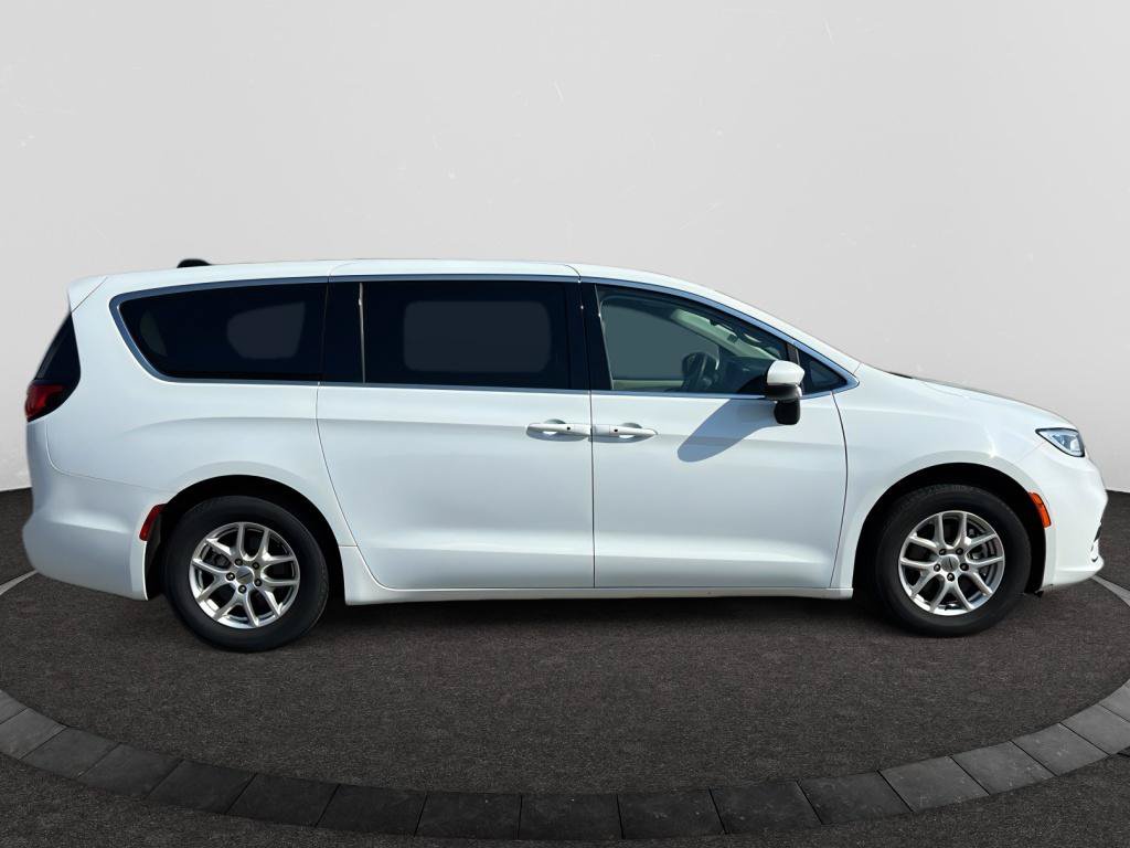 Used 2023 Chrysler Pacifica Touring-L FWD image 2