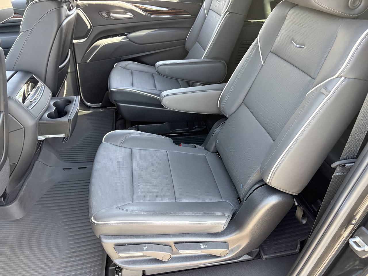 Certified 2024 Cadillac Escalade ESV Premium Luxury w/ Performance Package AWD/4WD image 17