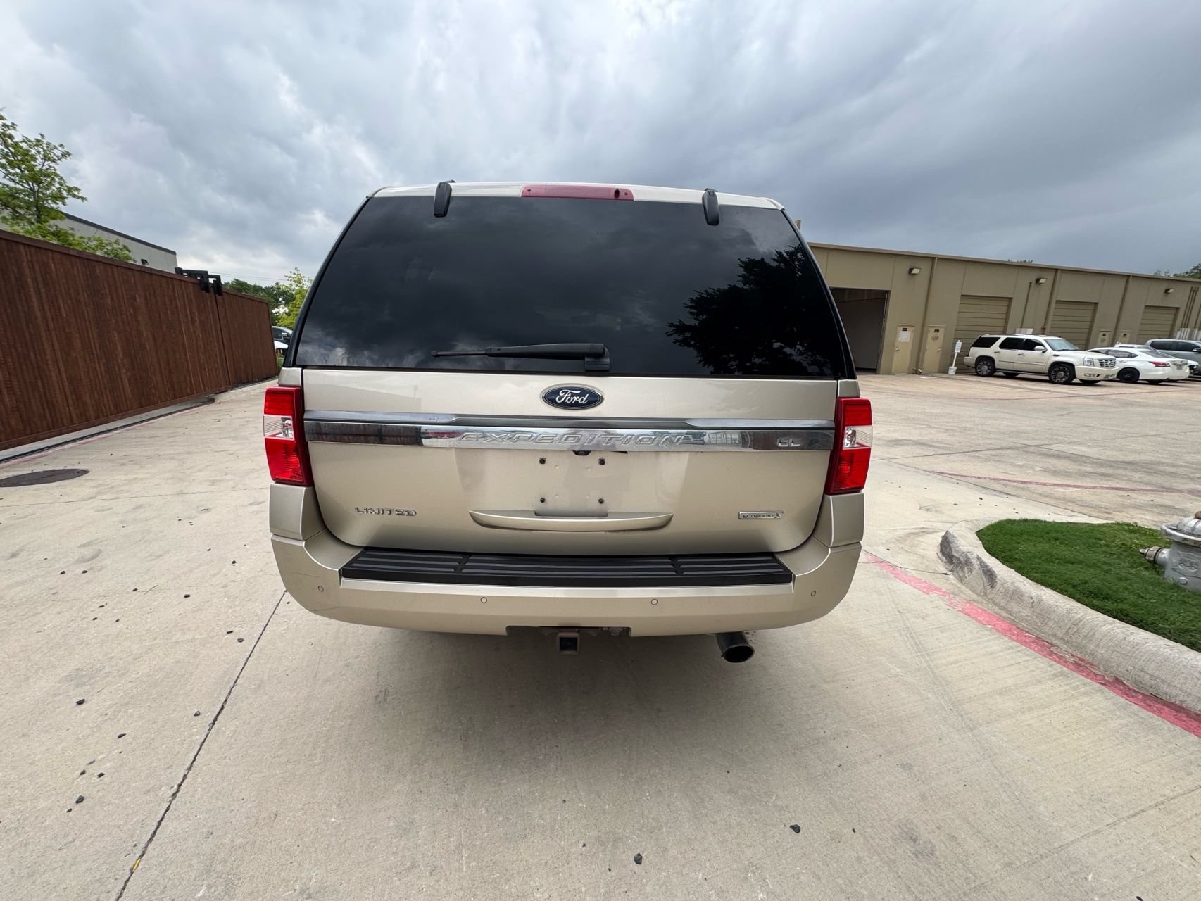 Used 2017 Ford Expedition EL Limited w/ Equipment Group 301A RWD image 3
