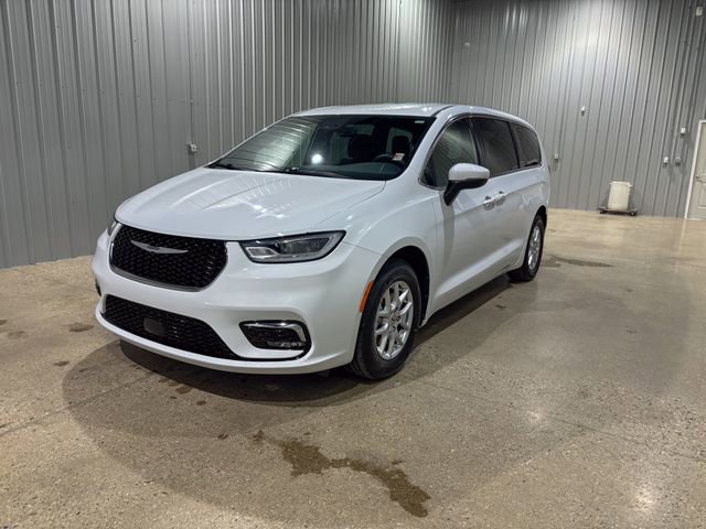 Used 2023 Chrysler Pacifica Touring image 1