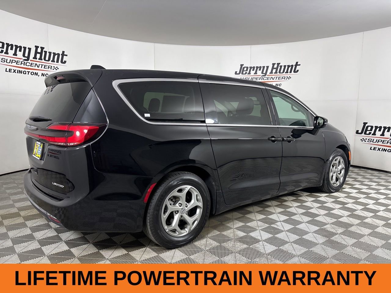 Used 2024 Chrysler Pacifica Limited image 5