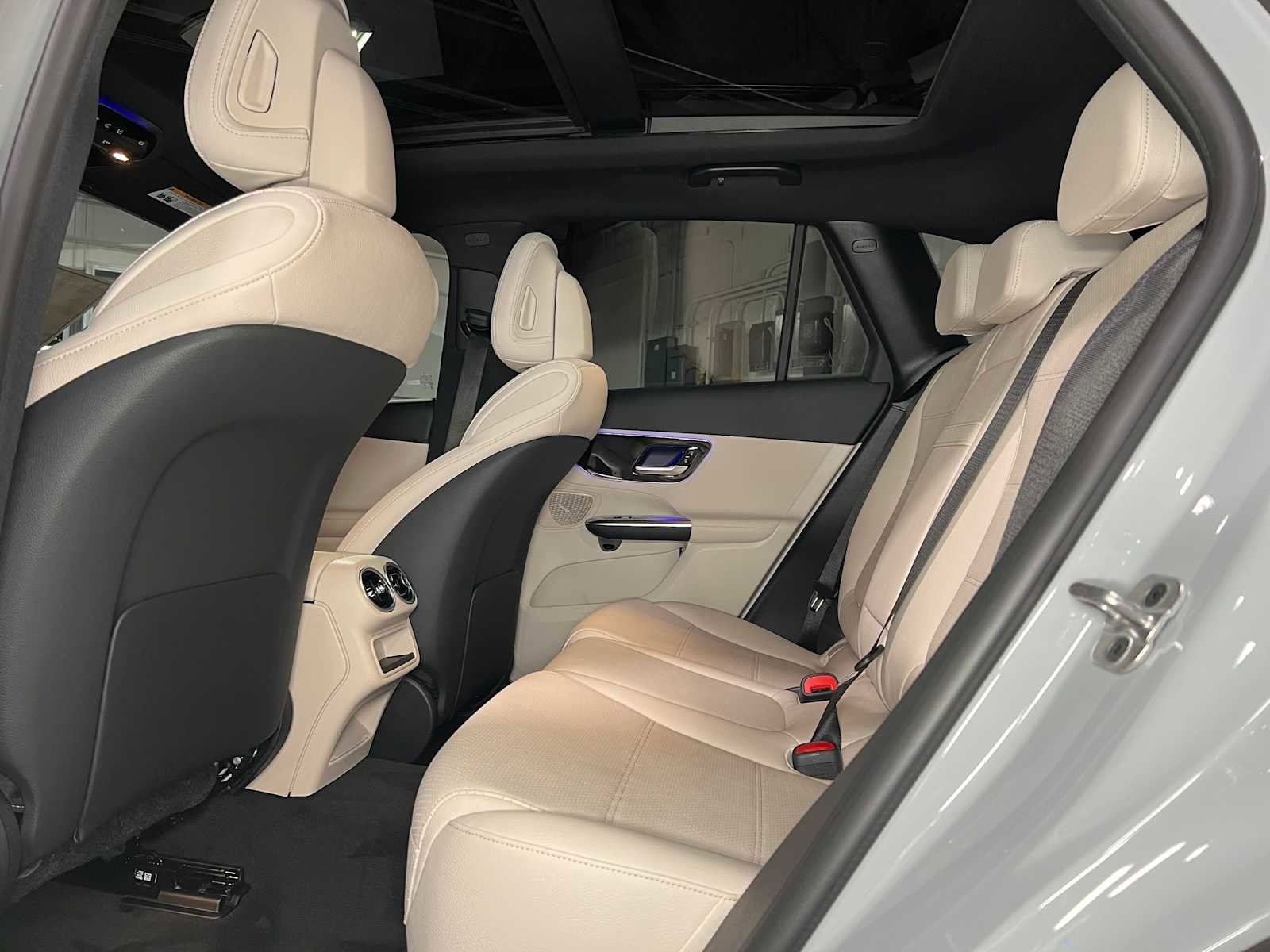 Used 2025 Mercedes-Benz GLC 300 4MATIC image 17