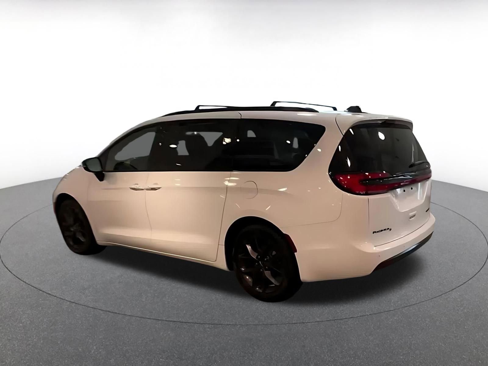 Used 2025 Chrysler Pacifica Limited FWD image 10