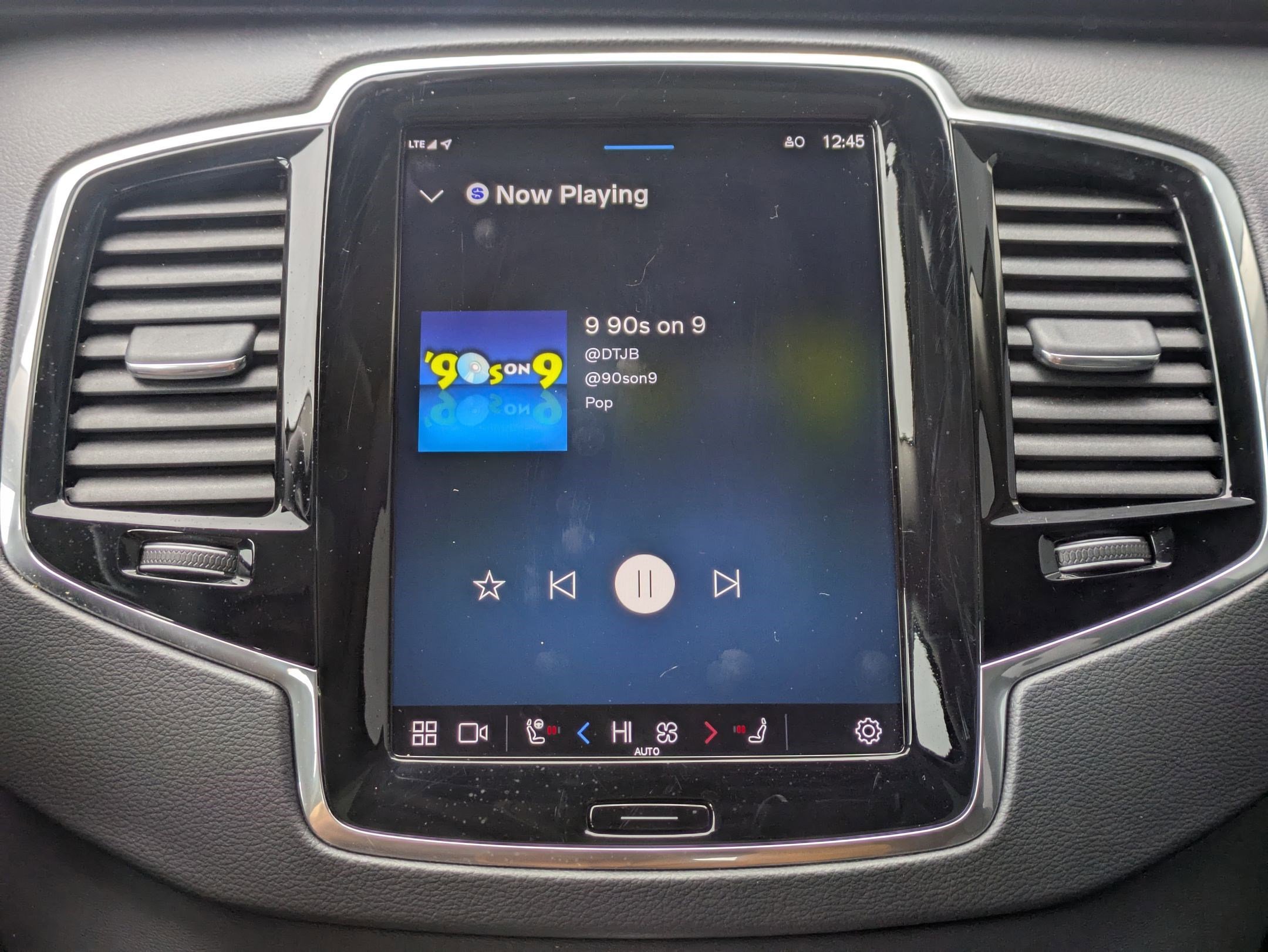 Used 2023 Volvo XC90 B6 Ultimate w/ Protection Package Premier image 16