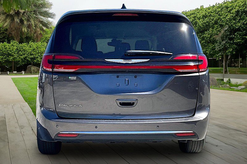Used 2023 Chrysler Pacifica Touring-L image 4