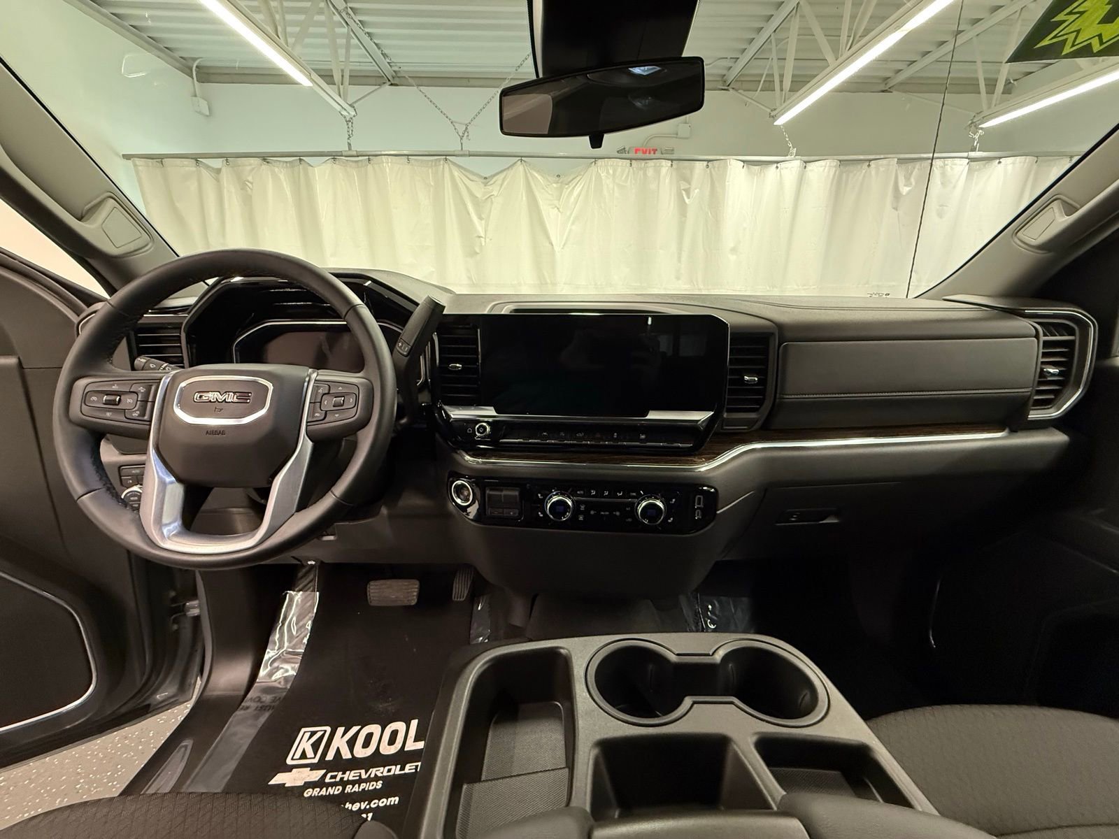 Used 2024 GMC Sierra 1500 SLE w/ Preferred Package image 17