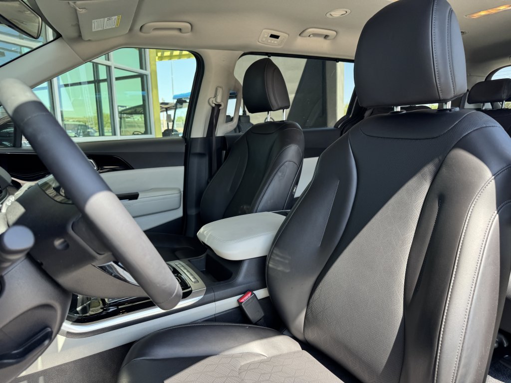 Used 2024 Kia Carnival EX FWD image 31