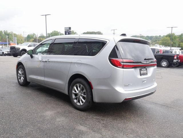 New 2026 Chrysler Pacifica Select AWD/4WD image 9