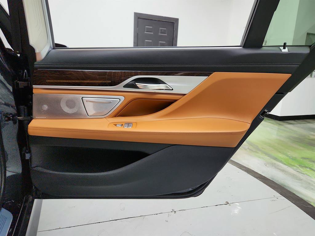Used 2018 BMW 750i RWD image 31