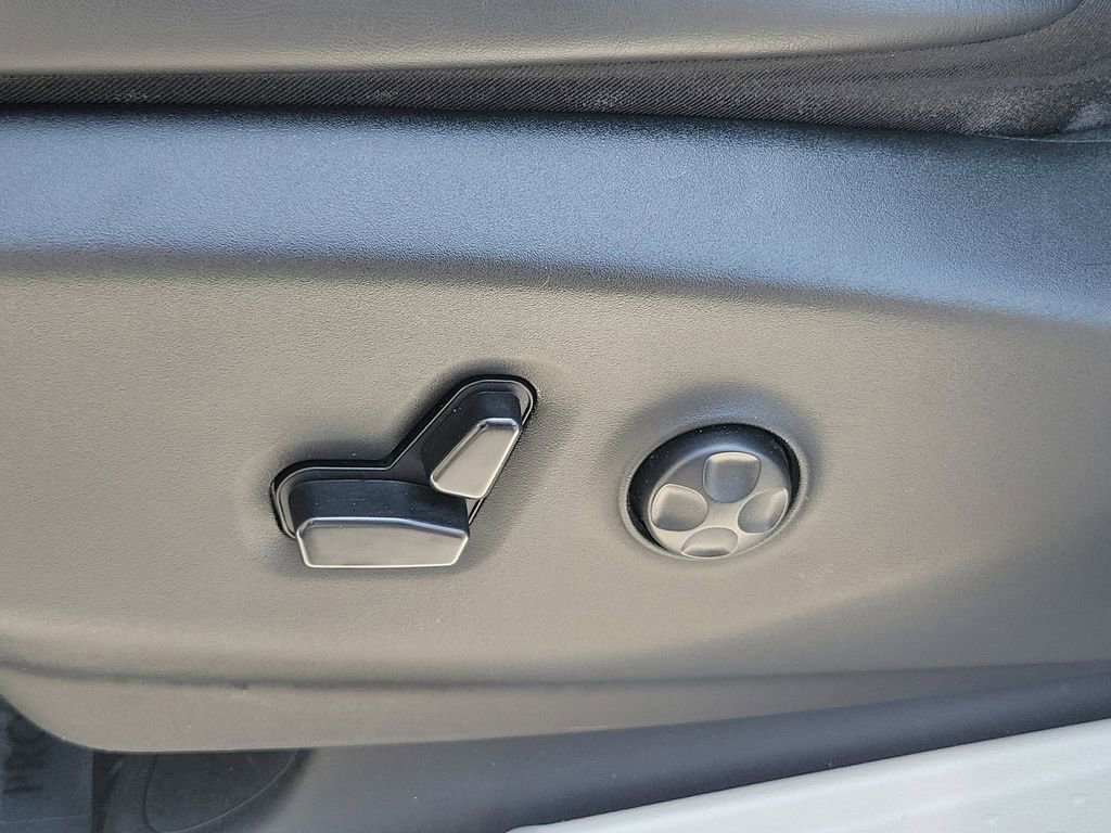 Used 2023 Chrysler Pacifica Touring-L FWD image 18