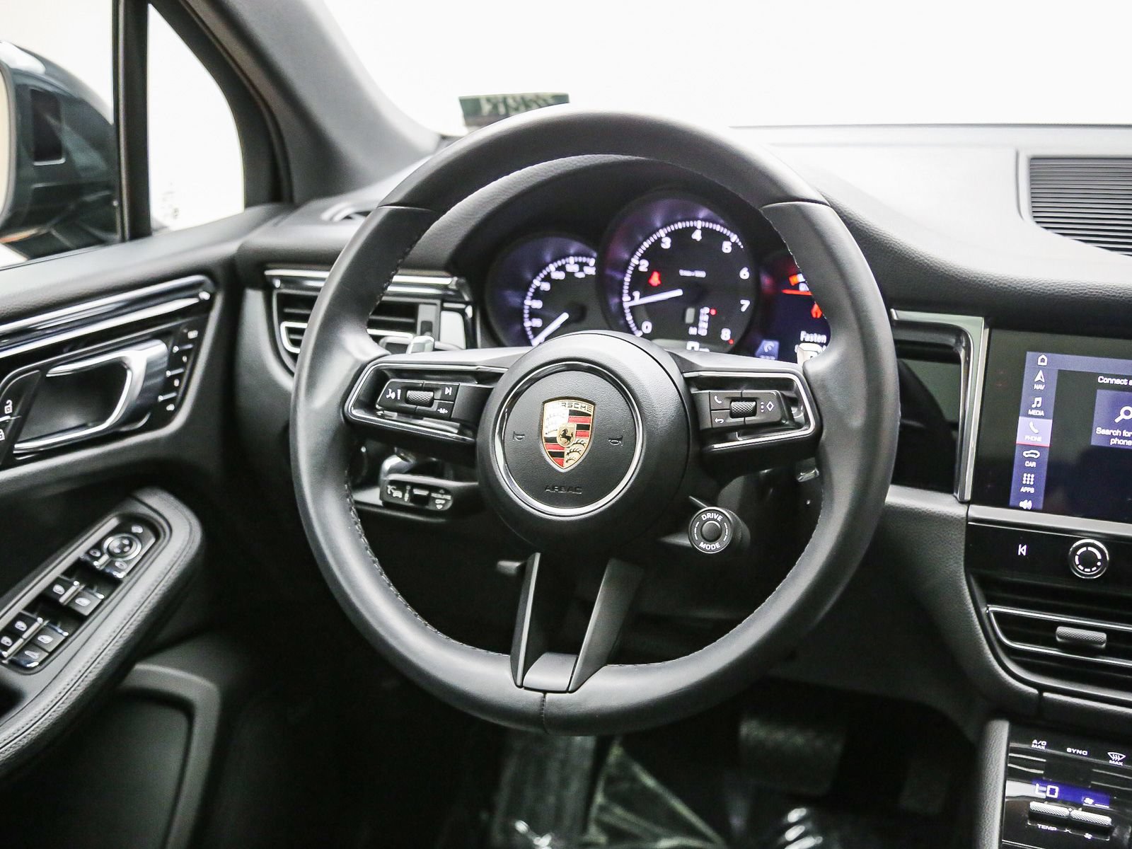 Certified 2026 Porsche Macan AWD/4WD image 18
