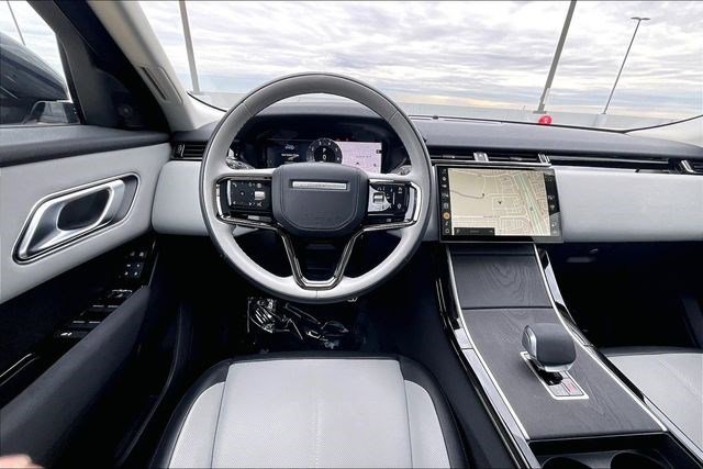 Used 2025 Land Rover Range Rover Velar Dynamic SE image 5