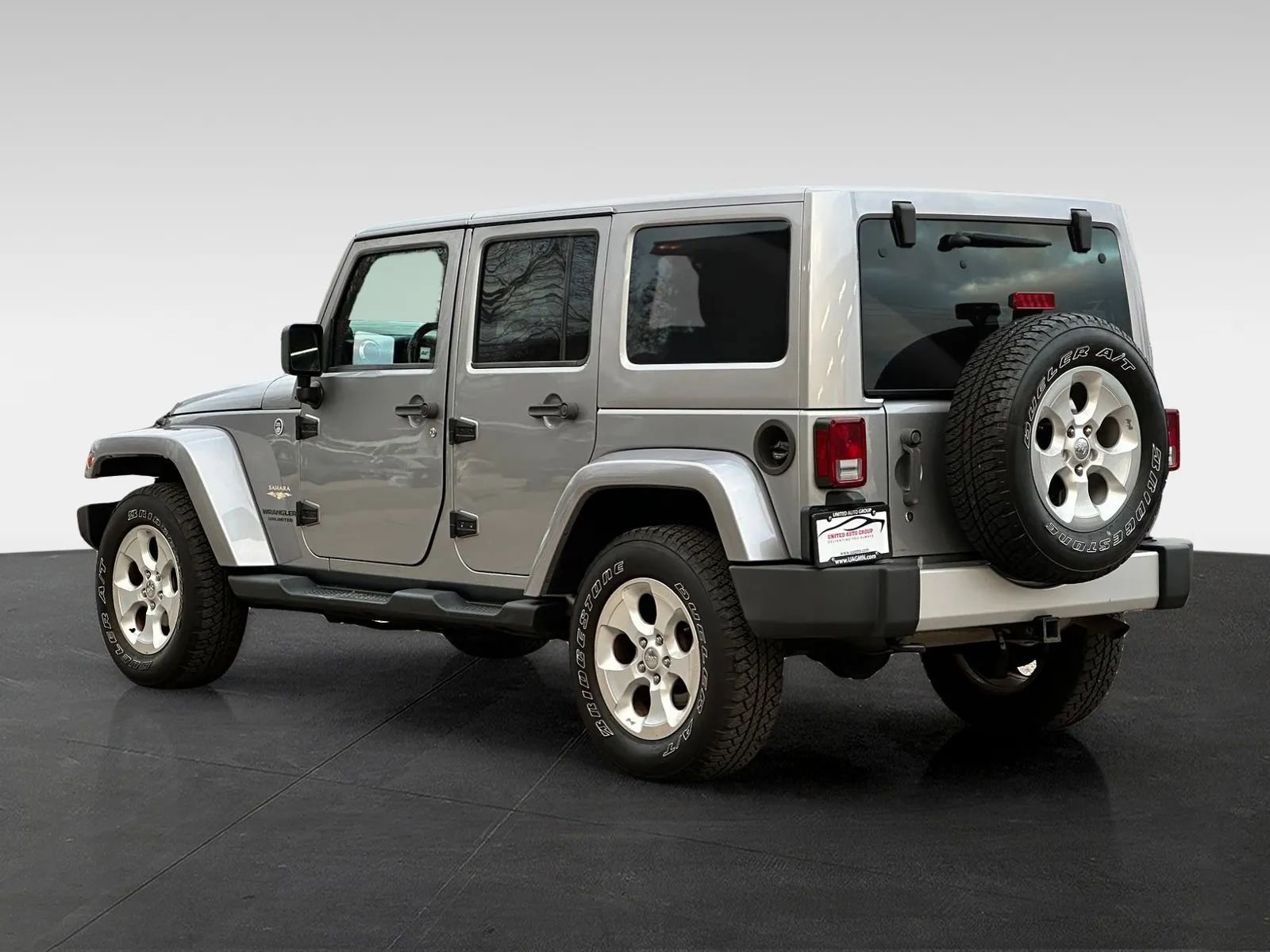 Used 2014 Jeep Wrangler Unlimited Sahara w/ Connectivity Group AWD/4WD image 5