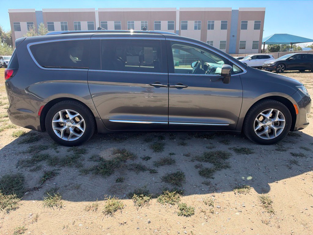 Used 2017 Chrysler Pacifica Touring-L Plus FWD image 6