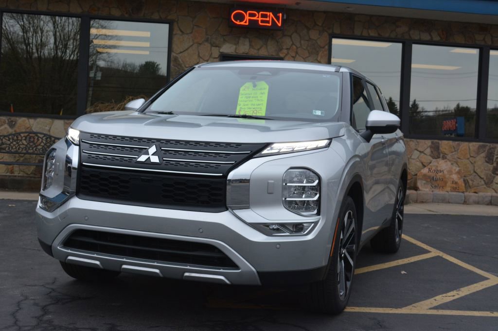 Used 2024 Mitsubishi Outlander SE image 1