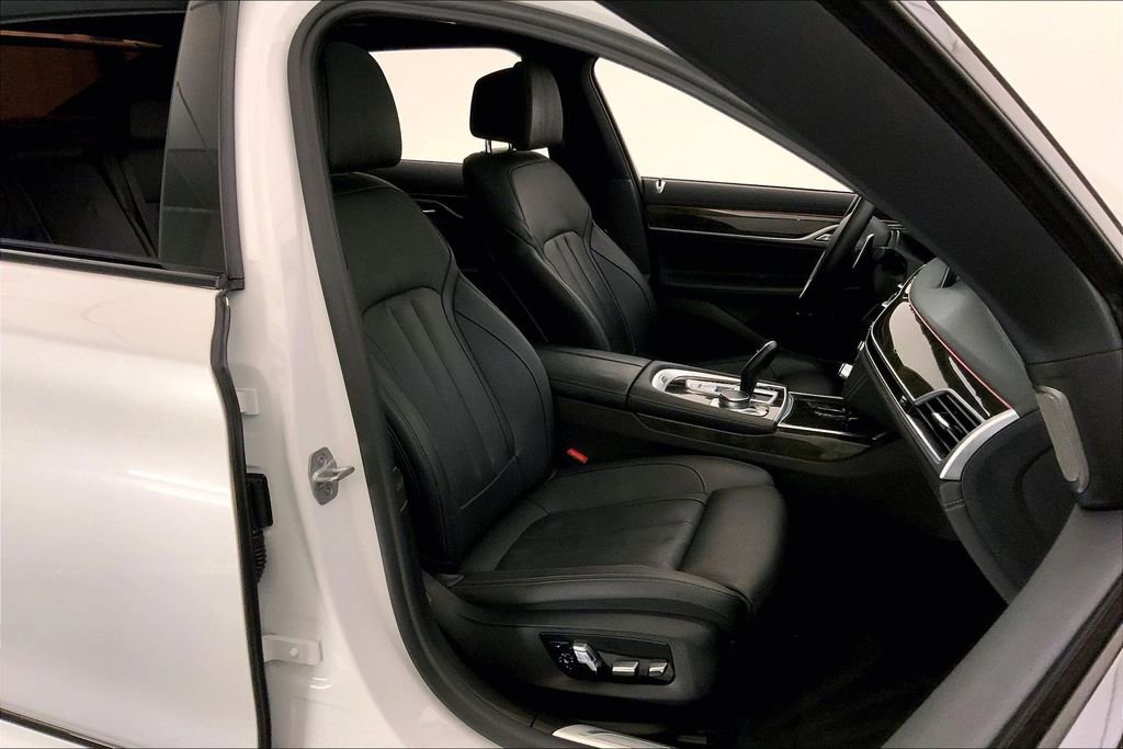 Used 2020 BMW 740i xDrive w/ M Sport Package image 6