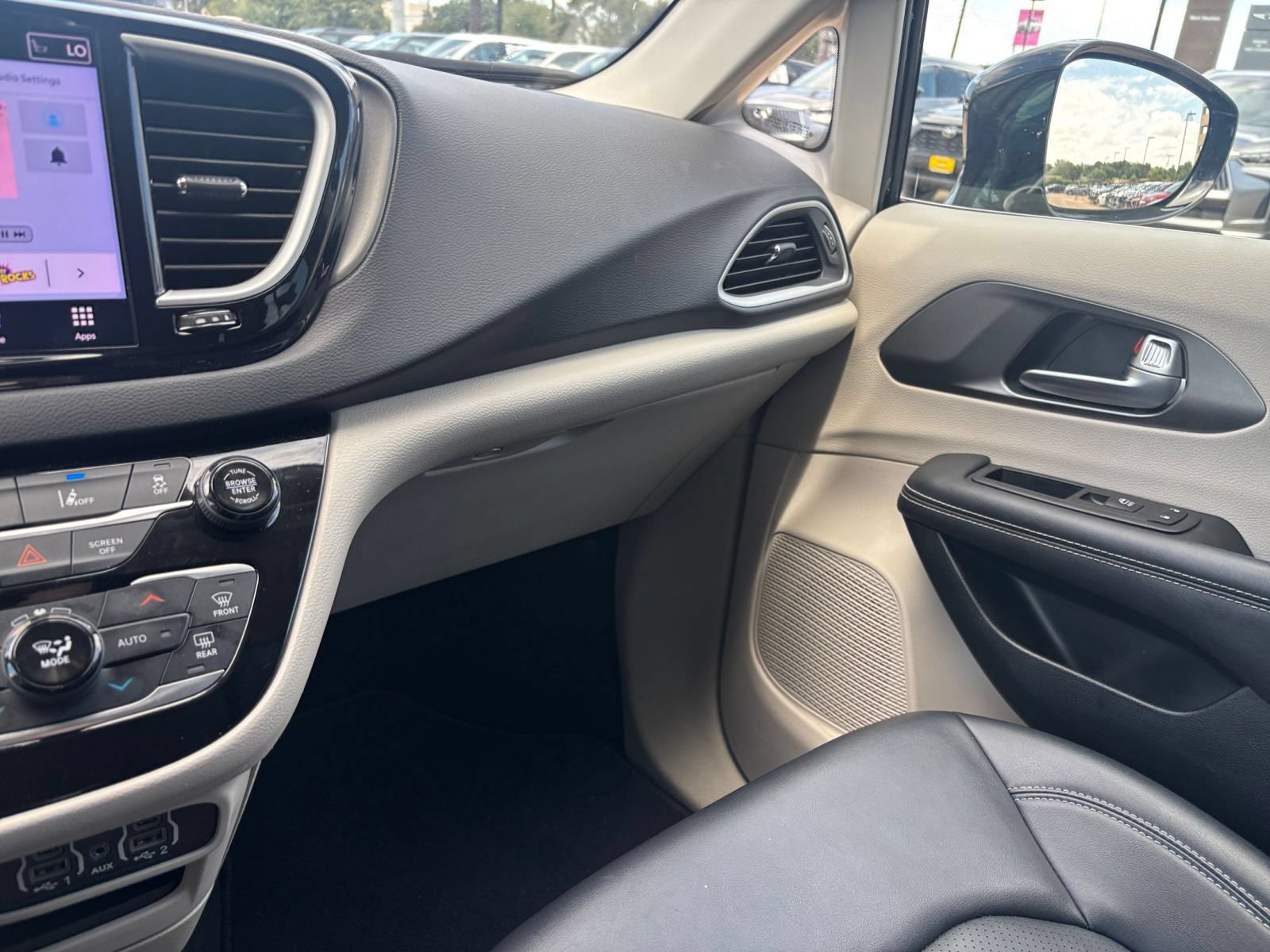 Used 2024 Chrysler Pacifica Touring-L FWD image 37