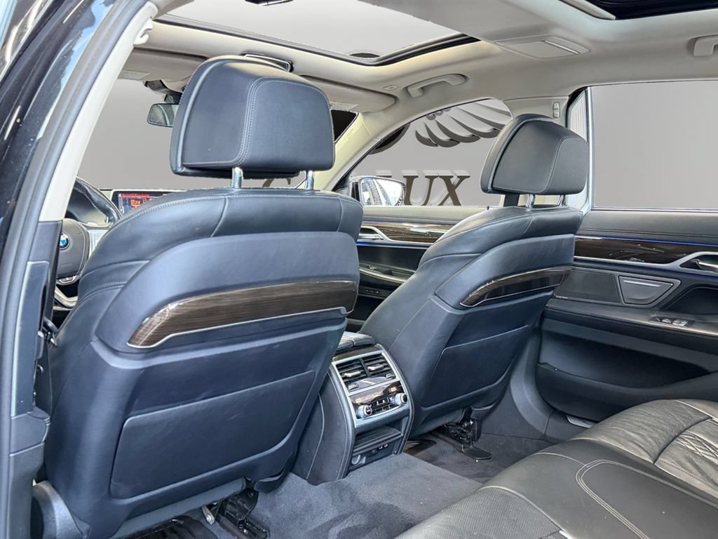 Used 2020 BMW 740i w/ Premium Package RWD image 18