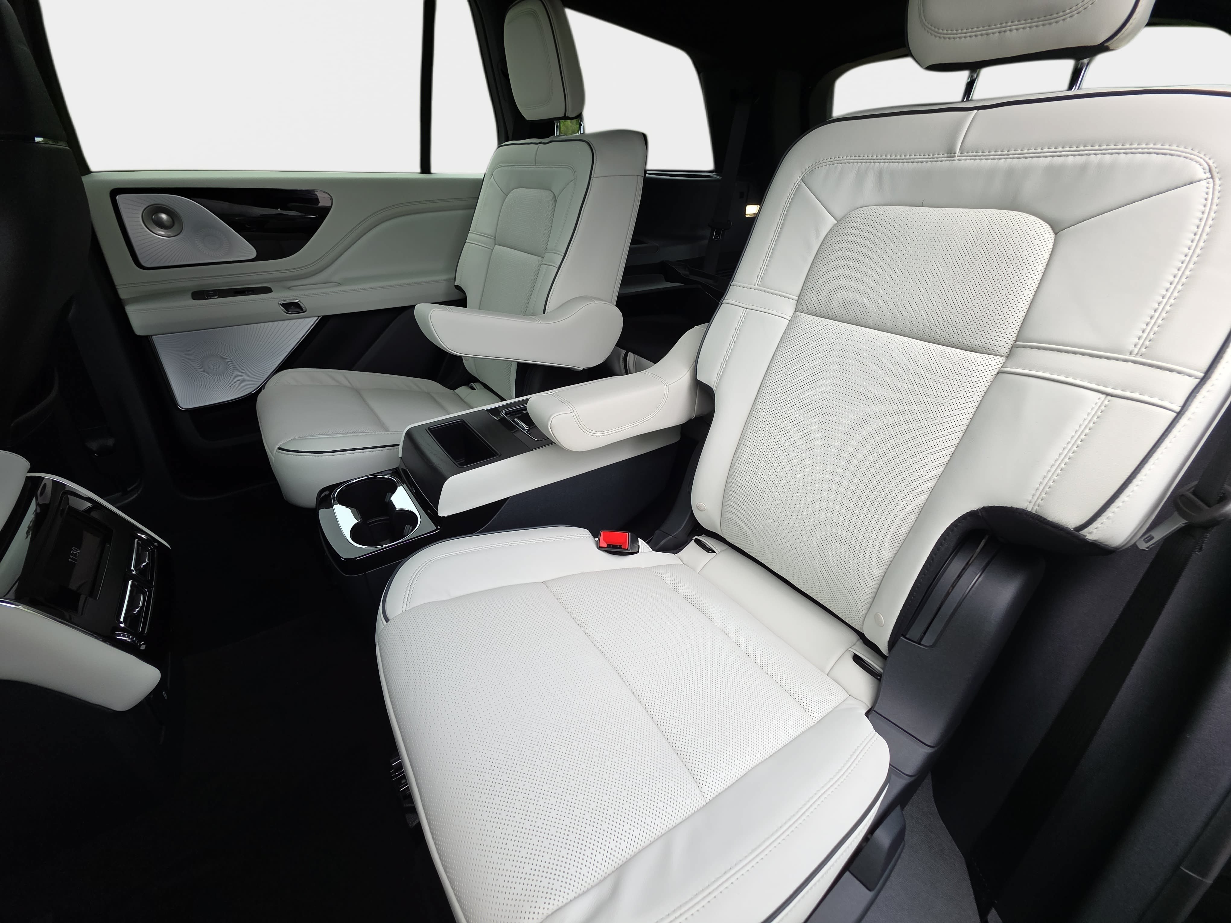 Used 2026 Lincoln Aviator Black Label w/ Jet Appearance Package AWD/4WD image 16