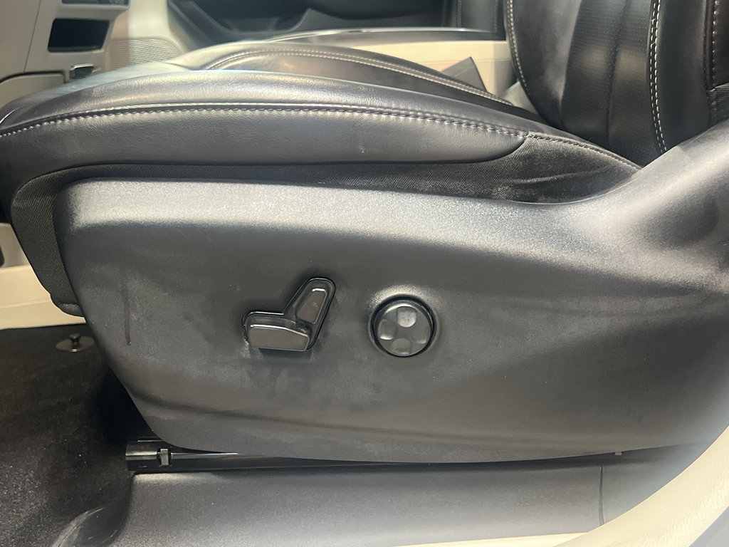 Used 2023 Chrysler Pacifica Touring-L FWD image 16