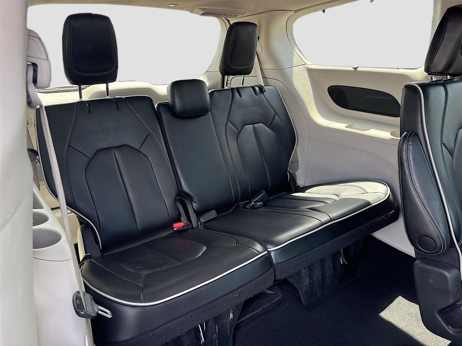 Used 2023 Chrysler Pacifica Limited image 28