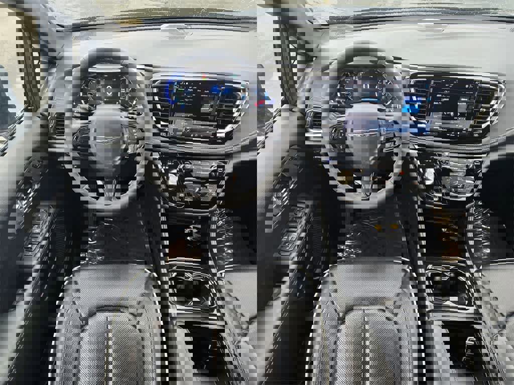 Used 2022 Chrysler Pacifica Limited w/ Uconnect Theater Family Group image 10