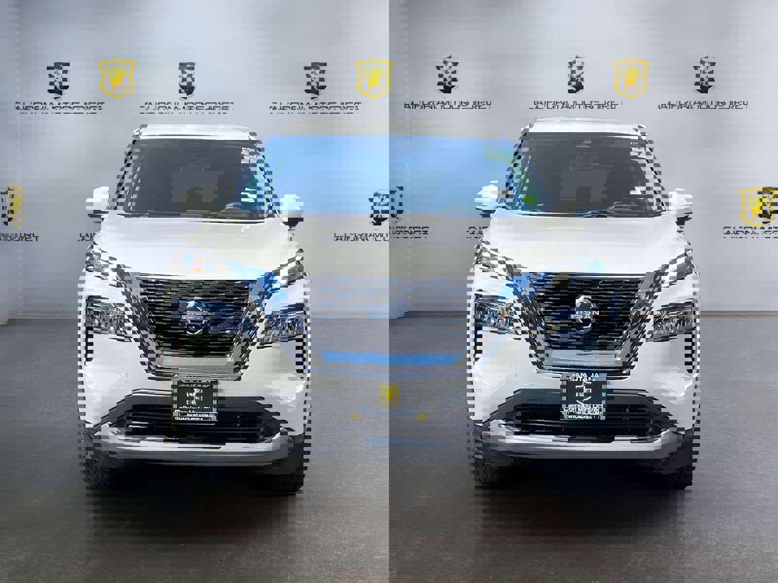 Used 2023 Nissan Rogue SV image 2