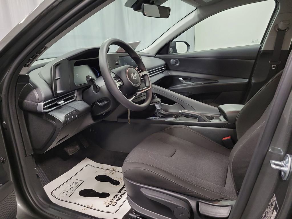 Used 2025 Hyundai Elantra SE image 12