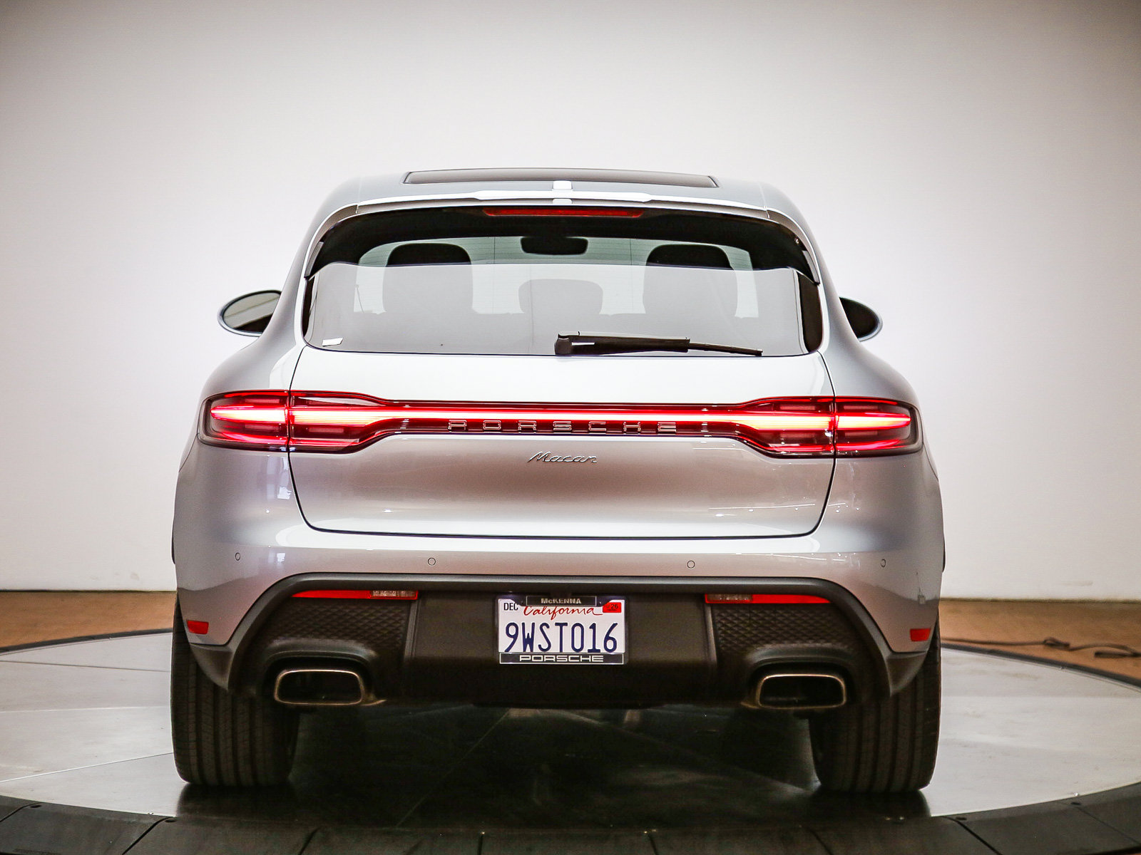 Certified 2025 Porsche Macan AWD/4WD image 6