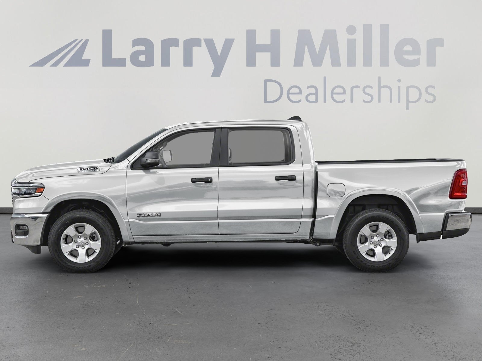 New 2026 RAM 1500 4x4 Crew Cab image 3