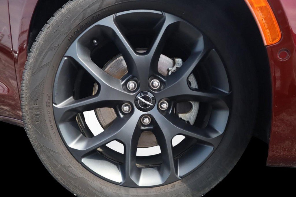Used 2021 Chrysler Pacifica Touring-L w/ Premium & Safety Sphere Group FWD image 3
