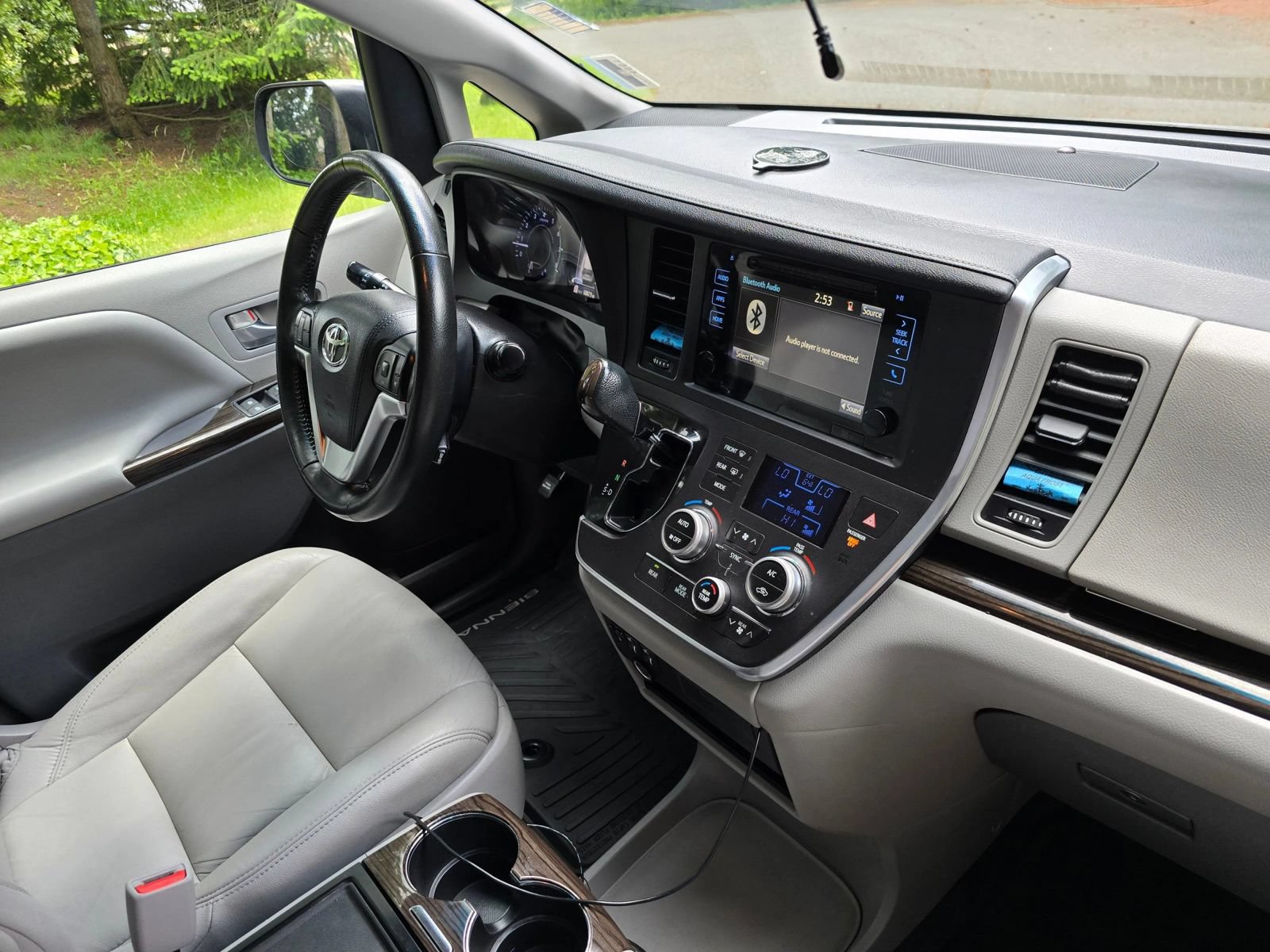 Used 2015 Toyota Sienna XLE w/ XLE Navigation Package FWD image 11