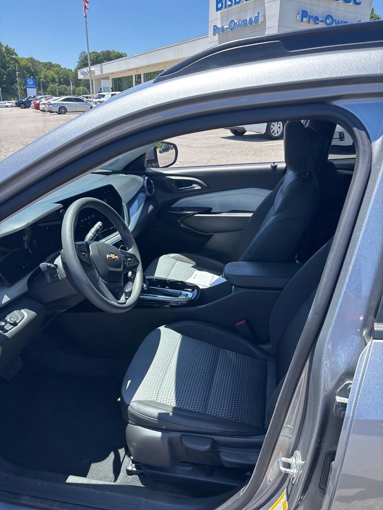 Used 2025 Chevrolet Trax LT FWD image 18