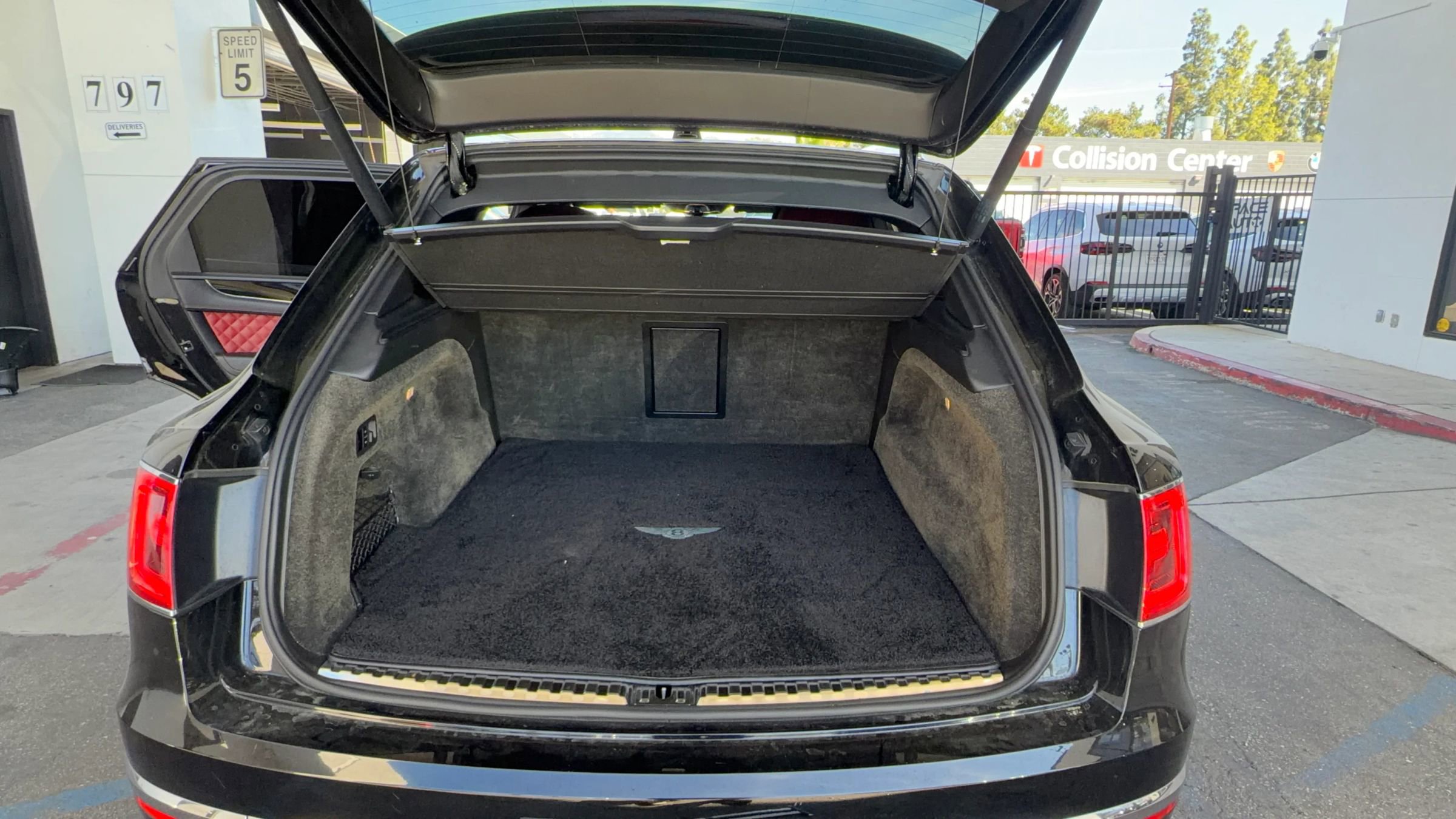 Used 2017 Bentley Bentayga image 16