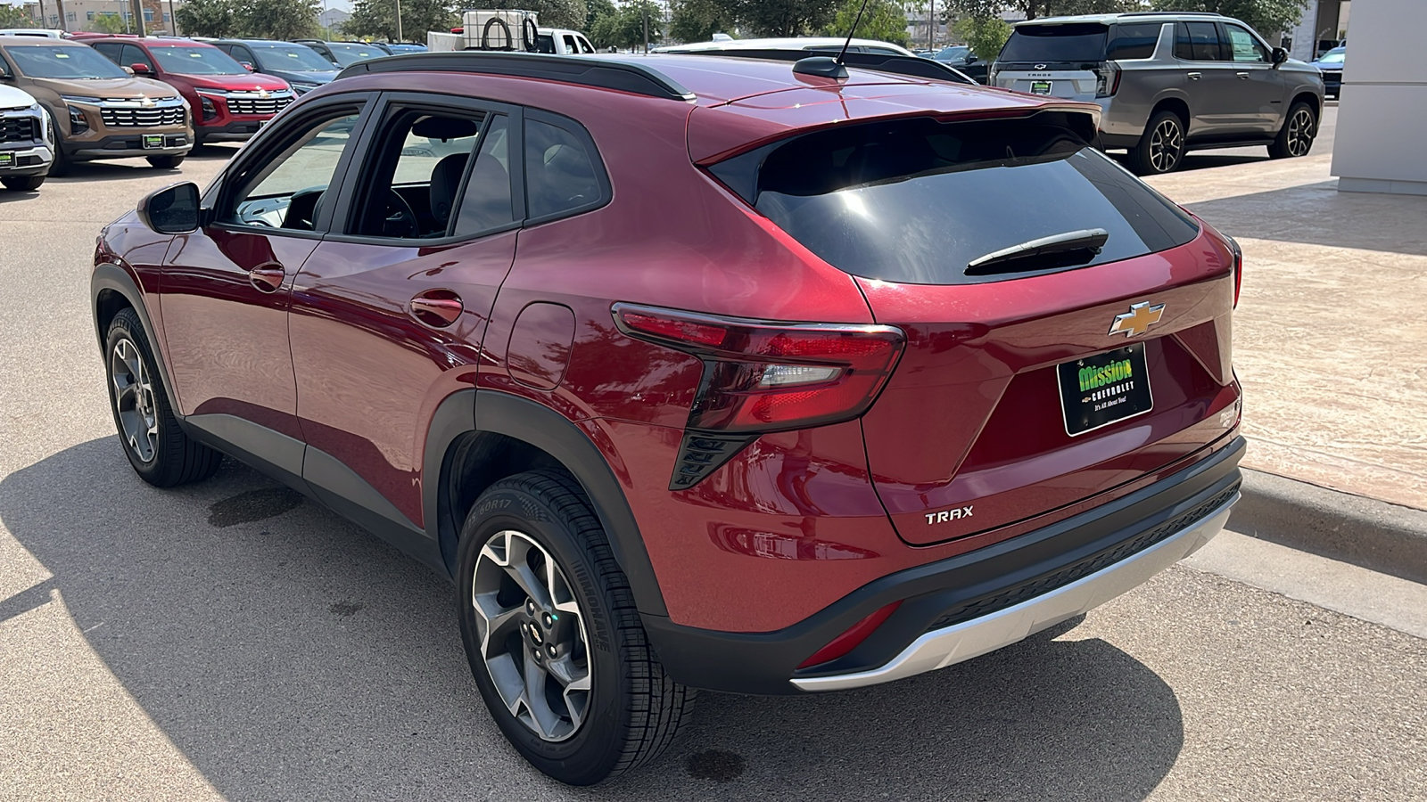 Used 2025 Chevrolet Trax LT FWD image 6