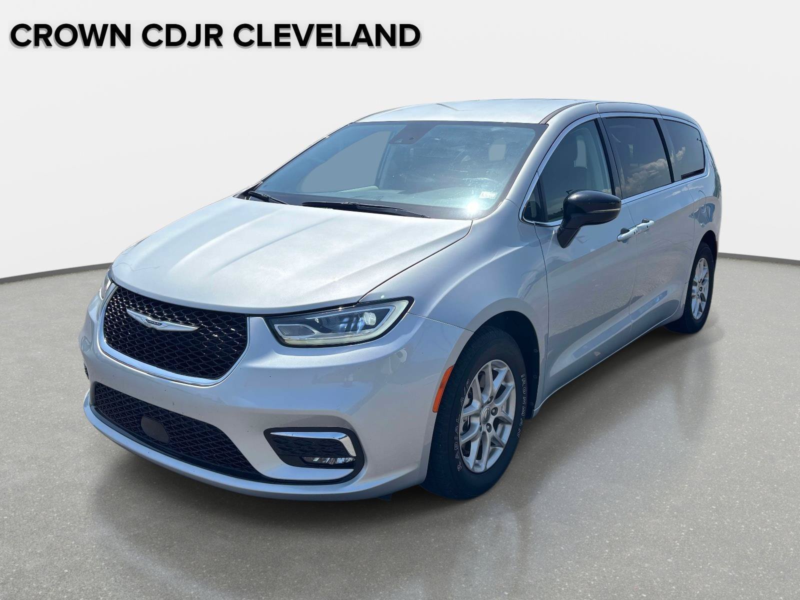 Used 2024 Chrysler Pacifica Touring-L FWD image 1