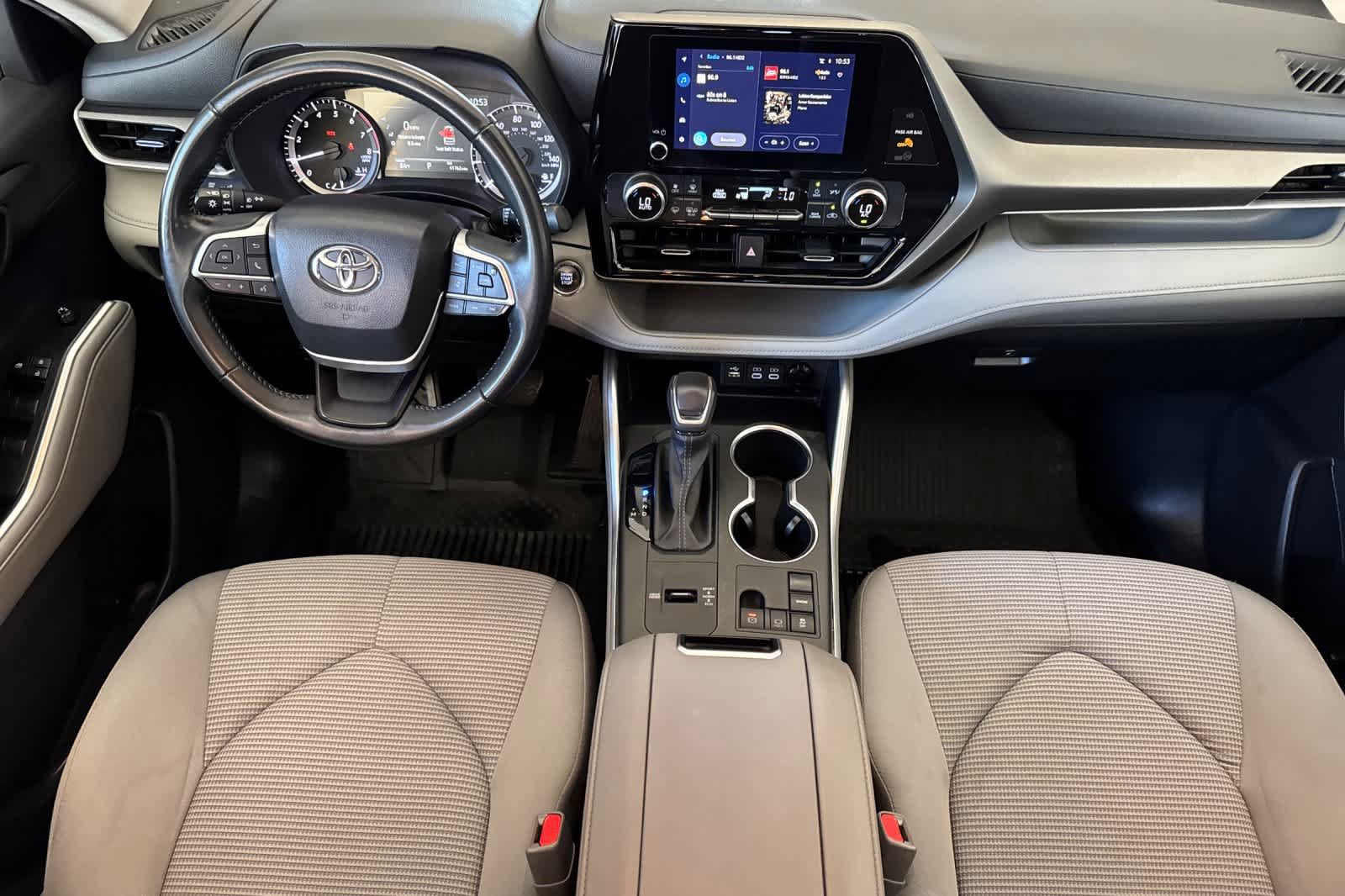 Used 2023 Toyota Highlander LE FWD image 3