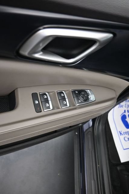 Used 2025 Kia Carnival FWD image 12