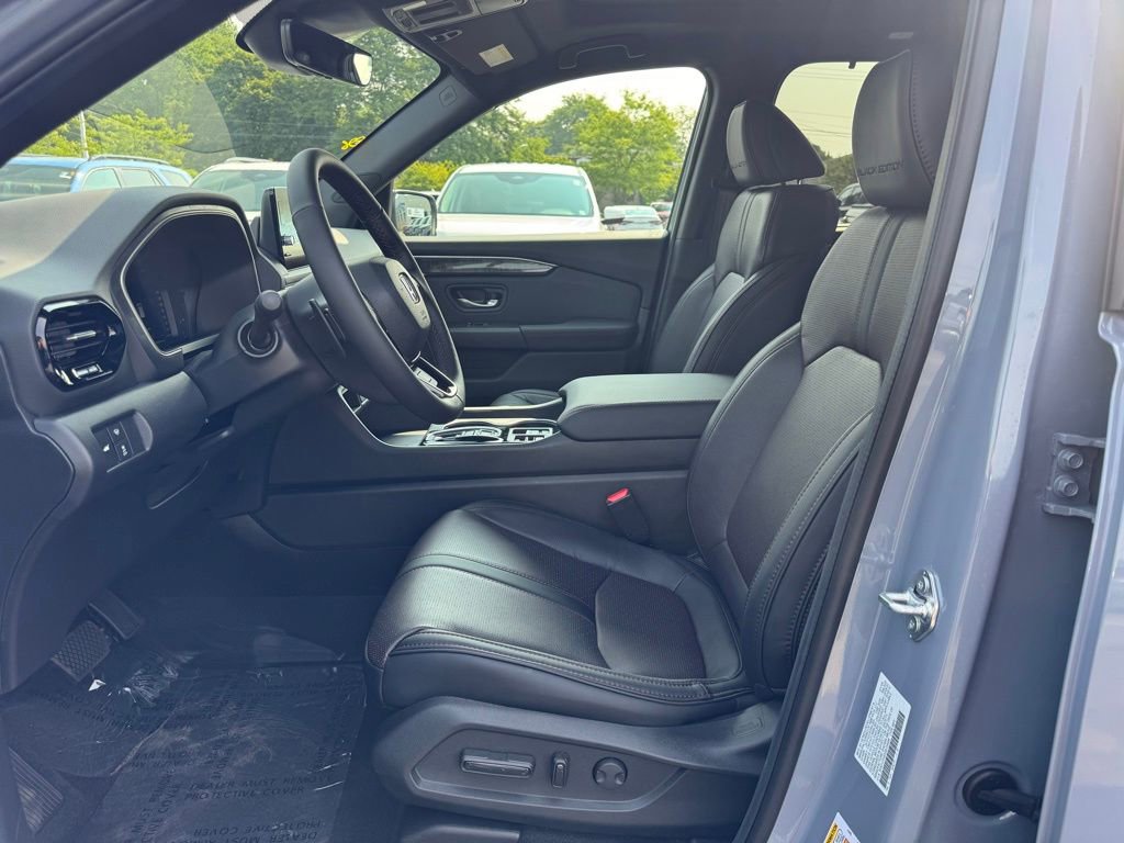 Used 2025 Honda Pilot Black Edition image 7