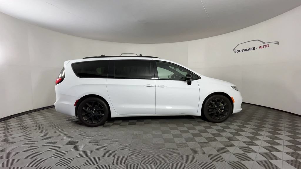 Used 2025 Chrysler Pacifica Limited FWD image 11